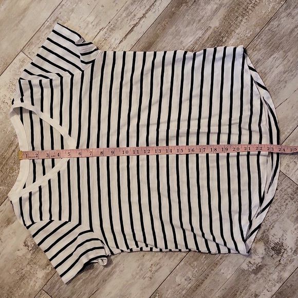 Old Navy V Neck Short-sleeved Tee Shirt - Picture 8 of 8